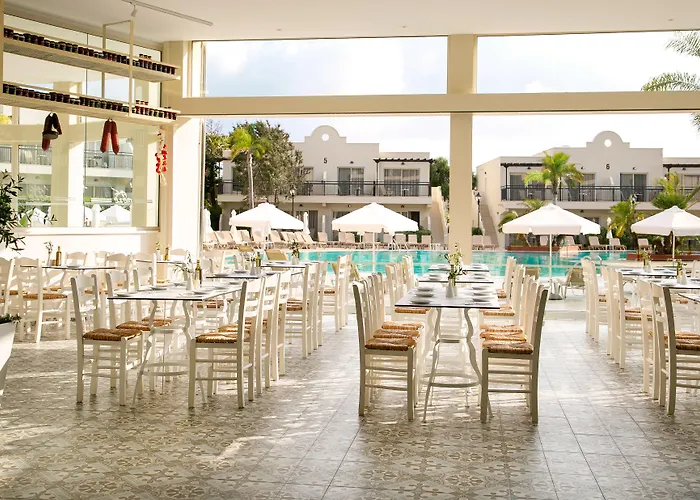 Louis Paphos Breeze Хлоракас