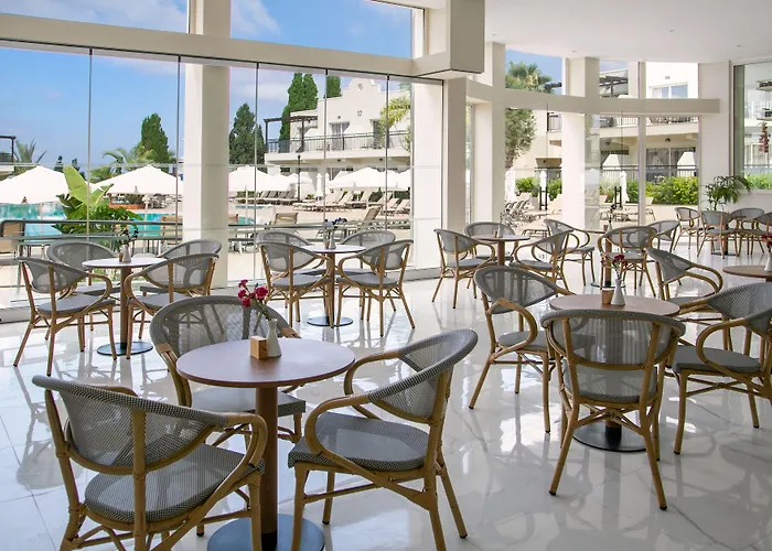 Louis Paphos Breeze Хлоракас