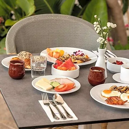 Louis Paphos Breeze ホテル 4*